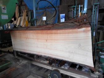 樹齢100年超えの桧丸太を製材しました