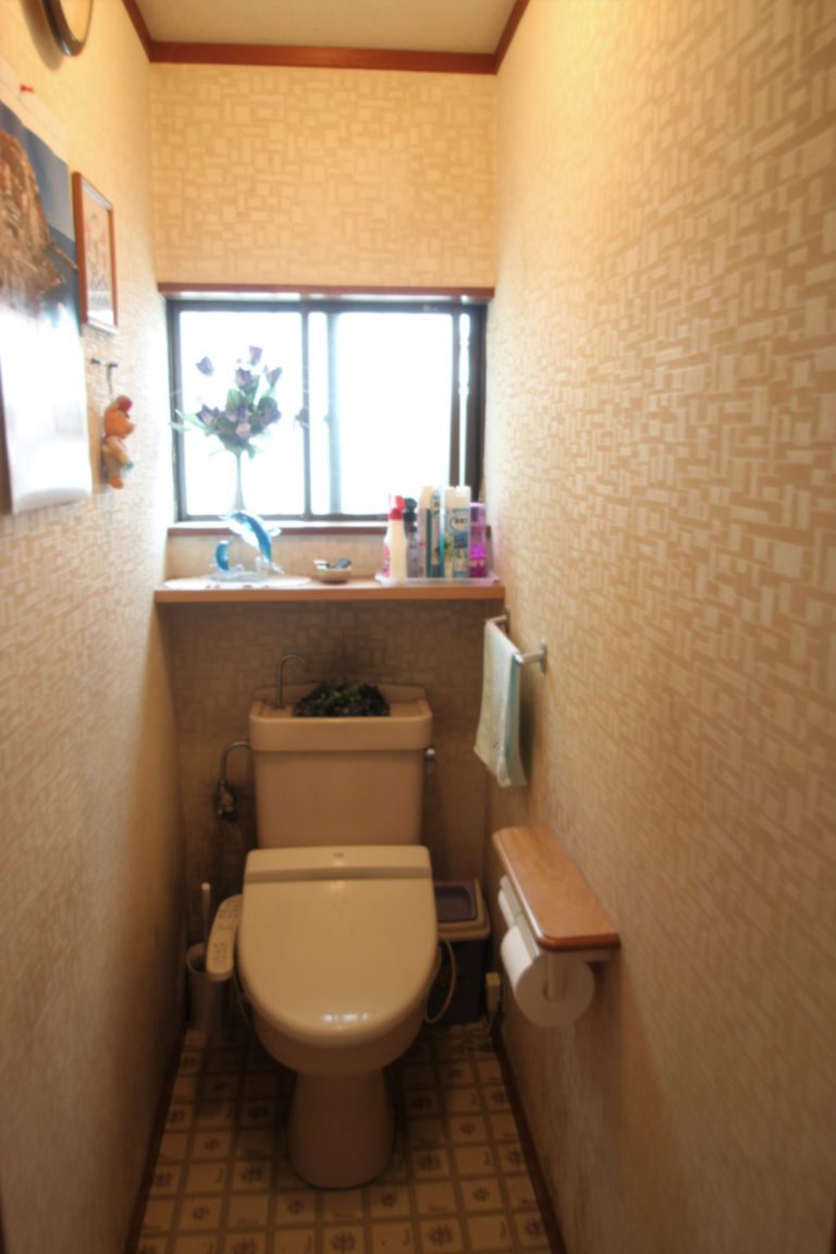 トイレのクロス張替え・手摺設置工事 玉穂木材工業株式会社