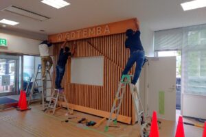 富士山の上部には「GOTEMBA」の文字とロゴを配置し、「GOTEMA」の文字には御殿場産木材ブランドである「ごてんばっ木」を使用しました。